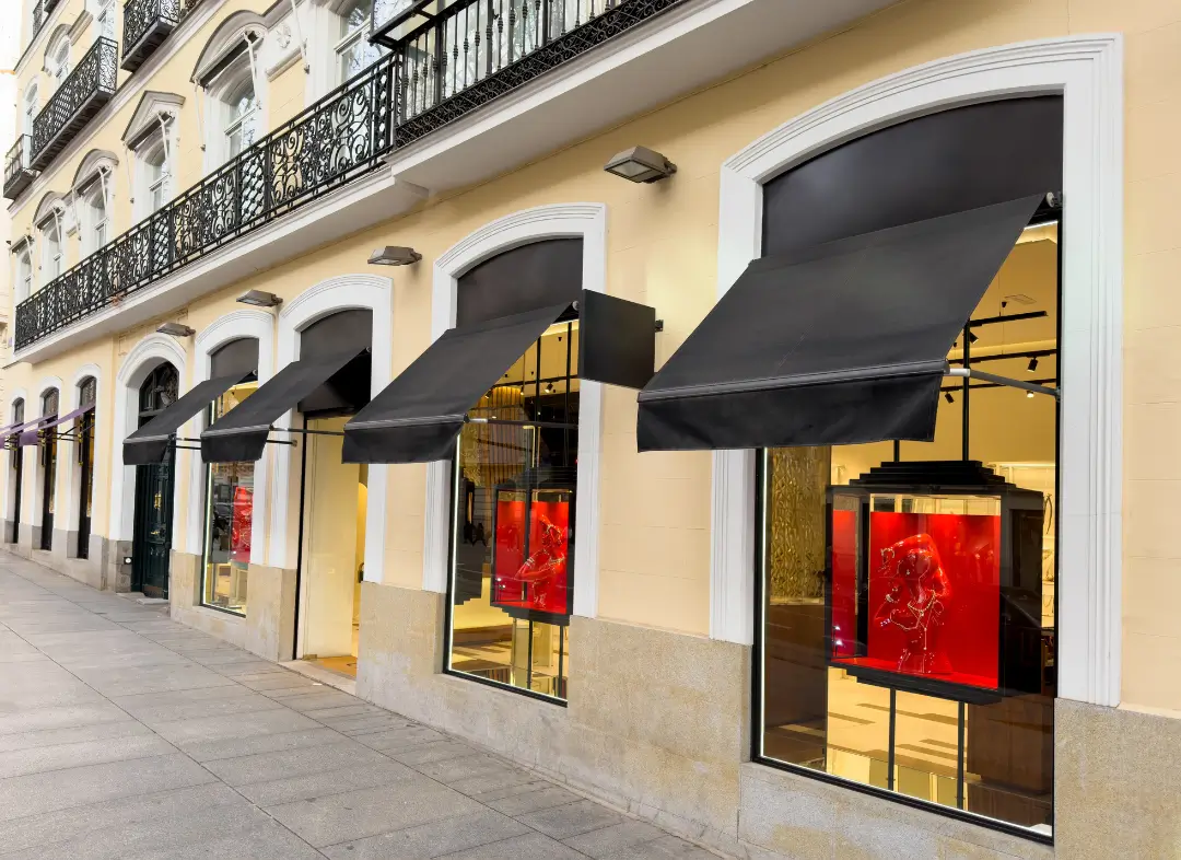 Façade vitrine de magasin en aluminium sur mesure à Béziers